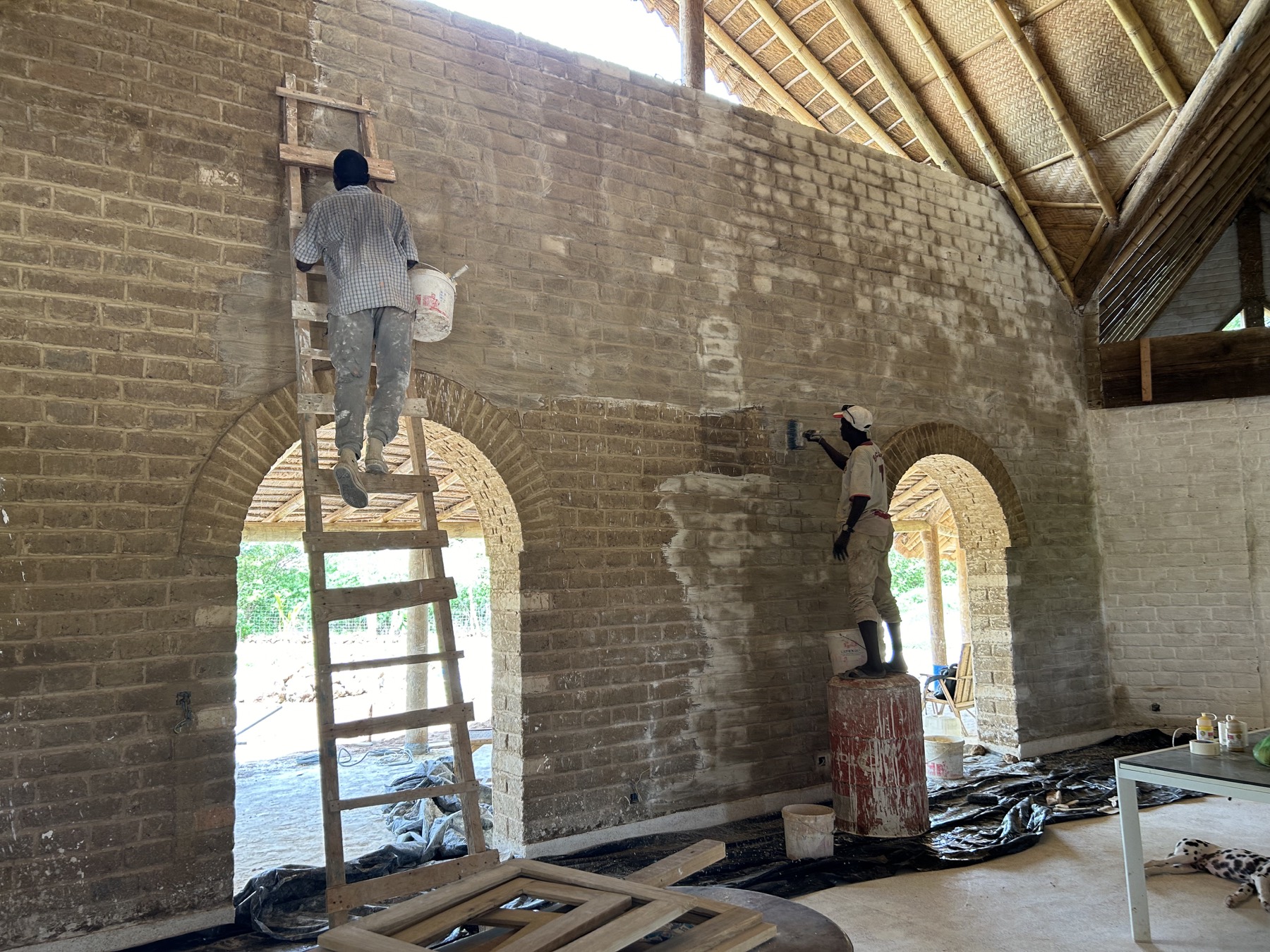 Artisans locaux enduisant les murs