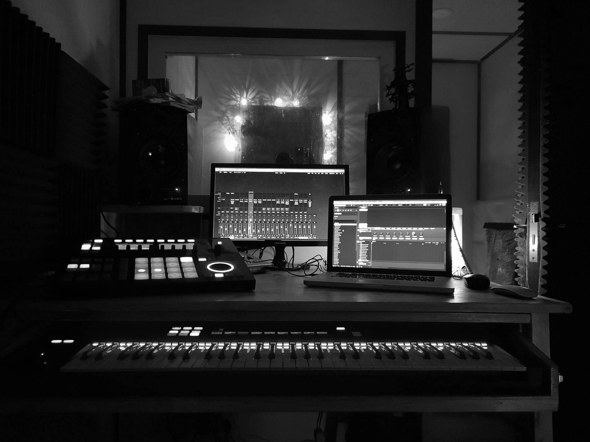 Studio d'enregistrement en noir et blanc